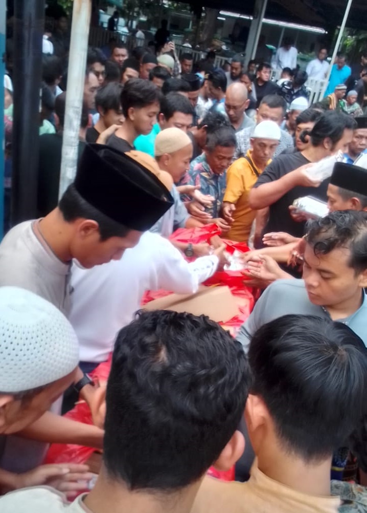 Inilah.com Gandeng Roscik, Bagikan 610 Paket Makanan di Masjid Al-Muttaqiin Jaksel